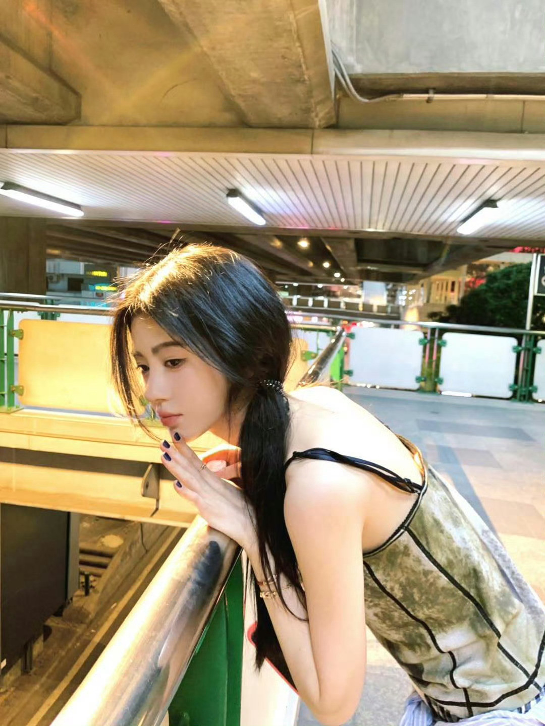 鞠婧祎ins更新完全是光影叙事大师，吊带衫冷白皮每一张自拍都很有故事感…