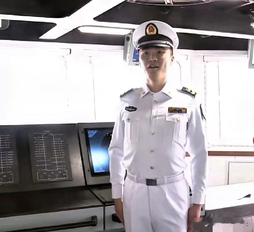 这位小伙子在山东舰工作时接受过两次检阅，现在调到福建舰，担任驾驶室导航雷达班长一