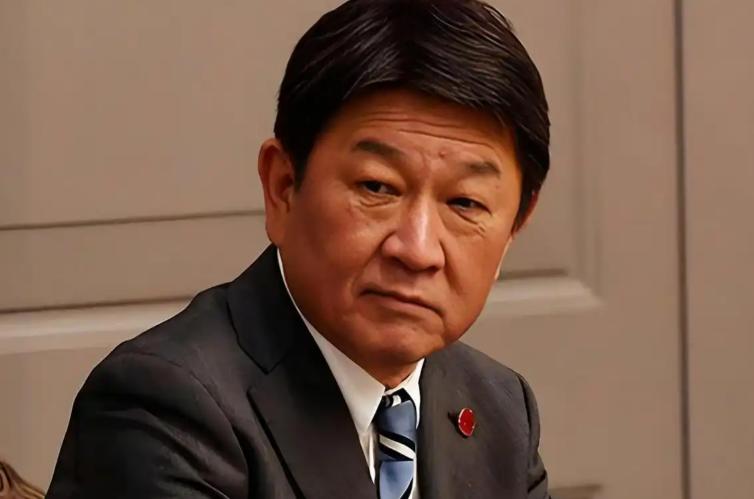 坦白说，日本这趟东盟外长会，在我看来更像一场精心计算的试探。茂木敏充飞到马尼