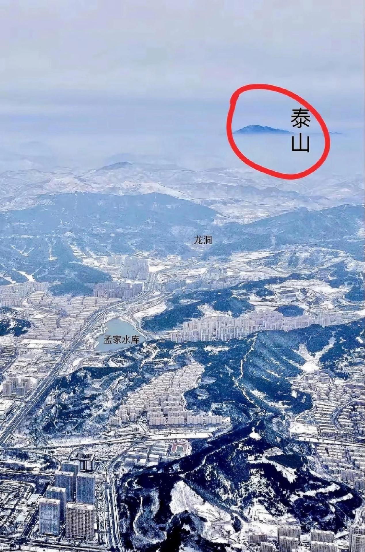 远眺泰山，尽显威严之势。它傲然屹立于中华大地，恰似一座巍峨耸立的巨塔，直破苍穹，