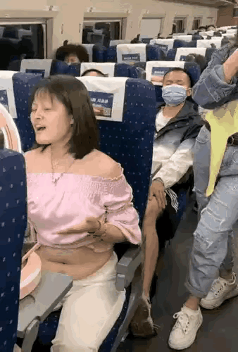 动车车厢里可算开了眼这位大姐开直播美颜开到亲妈不认屏幕里是樱桃小口肤