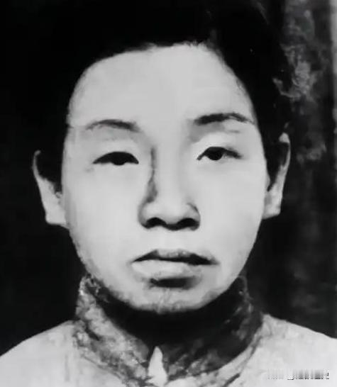 1948年，渣滓洞监狱中，特务给女共产党员邓惠中上老虎凳时，无意中碰了一下她的脚
