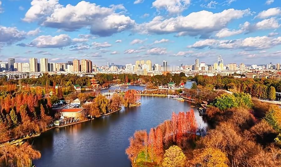 昆明这地界还真像老天爷亲手打造的。夏天嫌热，好！给你弄个高海拔，完美避暑。冬