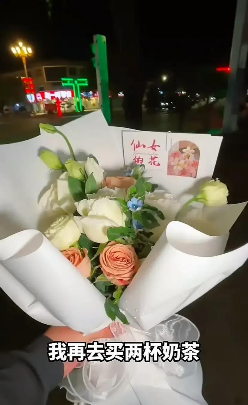 旭东这次相亲被拍到机场送花、递眼罩、临别拥抱，一整套流程熟练得像是恋爱综艺补考。