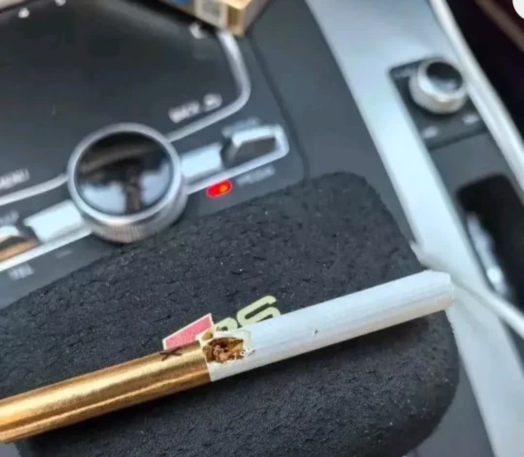北京，一男子在车里搁了一包烟，想着开车困乏的时候，抽上一根来提提神。然而，有一天