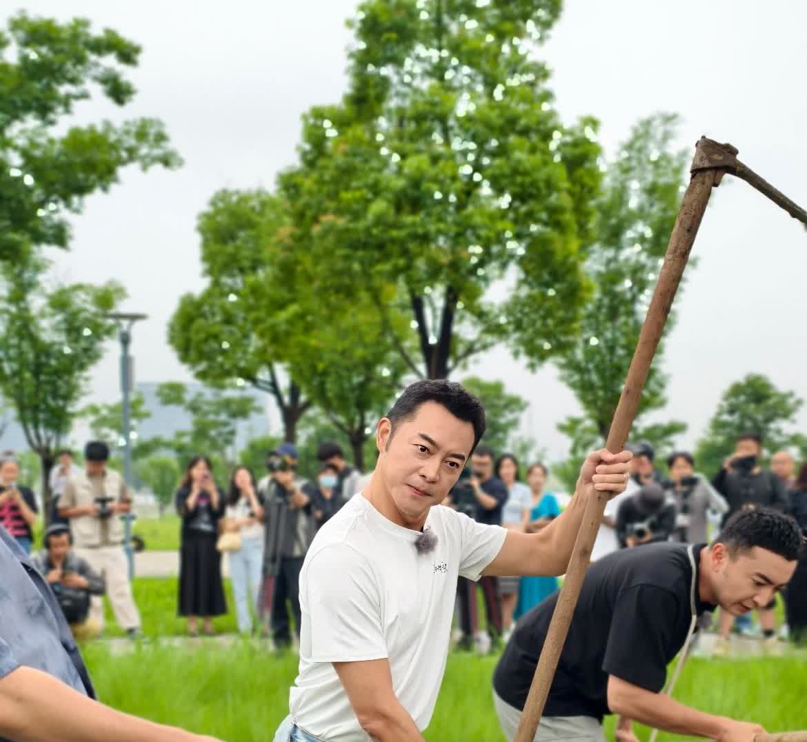 只有阮经天一本正经认认真真在干活