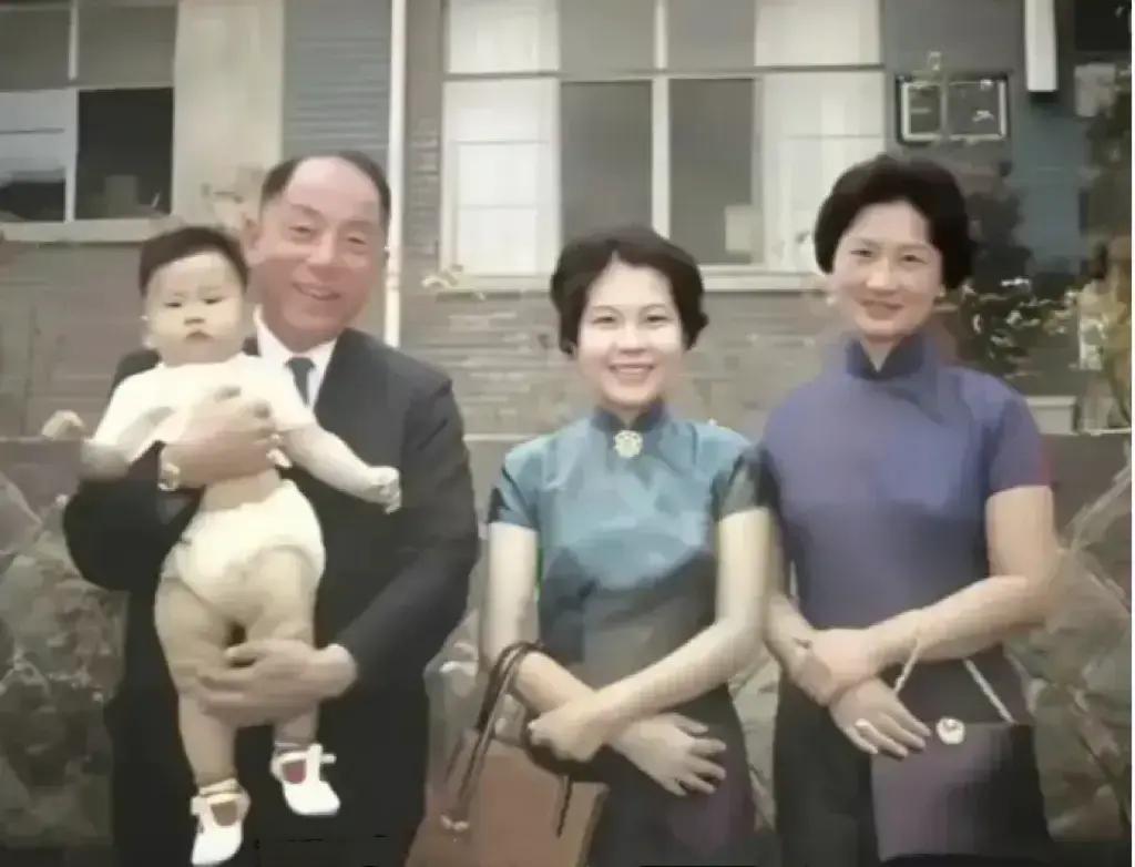 下图是张学良与妻子赵四小姐、儿媳陈淑贞、孙子张居信的一张合影，合影被拍摄时间是1962年，也就是张居