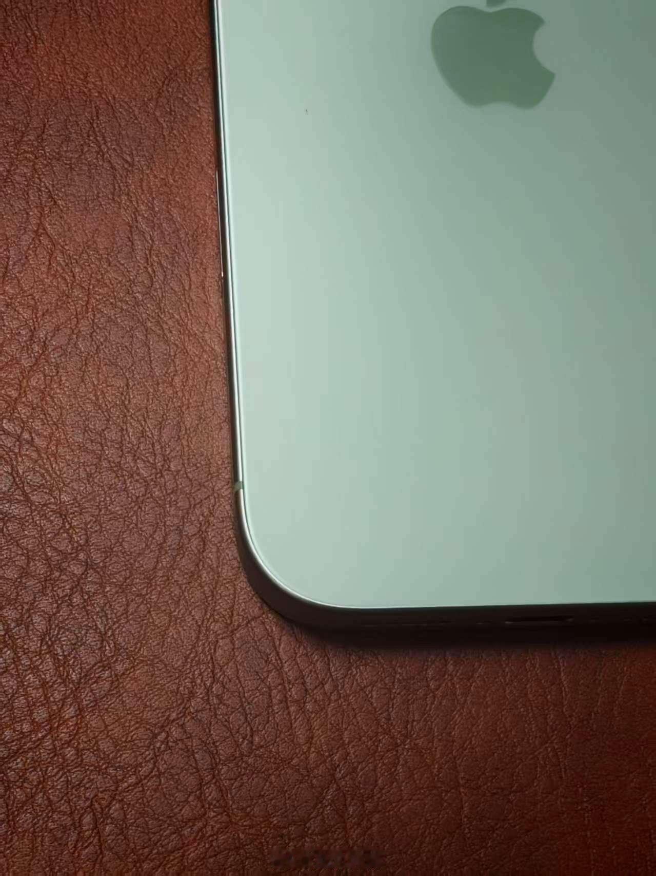 [抠鼻]新买的iPhone17刚才收到了，苹果的品控差成了这样，竟然还有人迷信