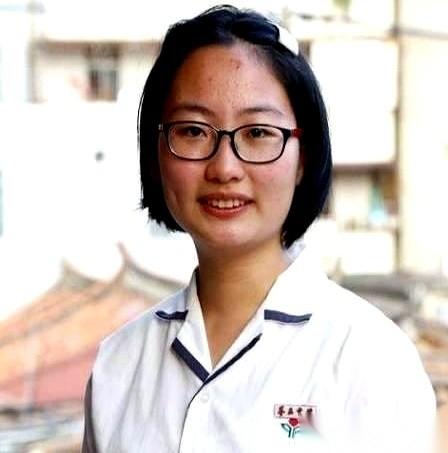 这是2018年夏天发生的一桩真实旧闻。福建晋江的一个闷热阁楼里，18岁的黄亦陈正