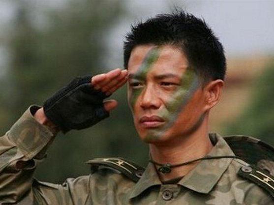 为啥《士兵突击》里军人总喝酒？不是剧组瞎拍，是当年规矩真不一样很多兄弟纳闷：现