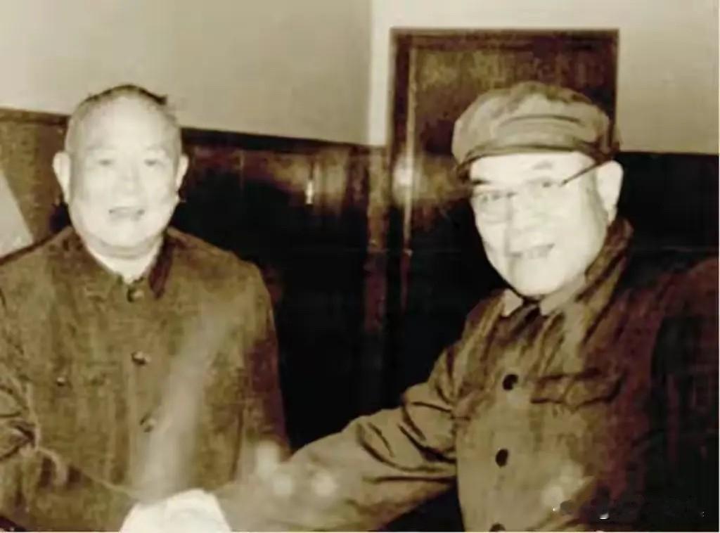 上世纪八十年代初，北京军区副政委罗应怀（右）和李先念亲切交谈照片，两位是老战友。