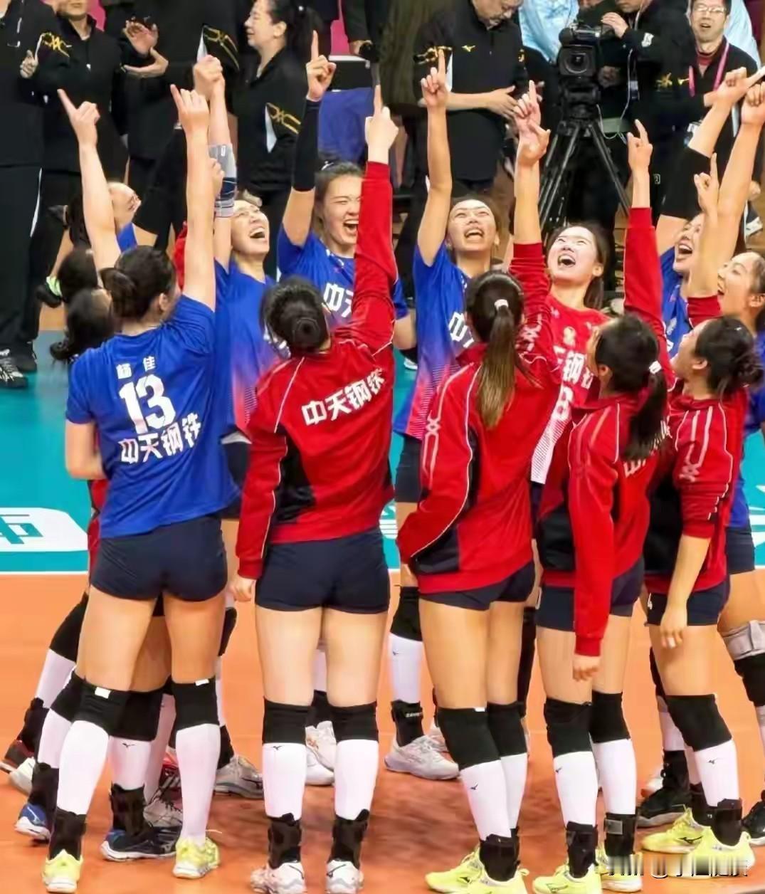 江苏女排球员点评：1、主攻：自从老将逐渐淡出，吴梦洁荣升队长，与此同时，她依然