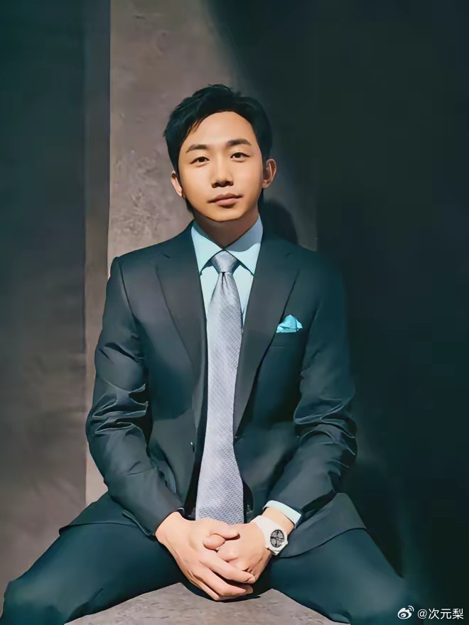 泡泡玛特创始人王宁​老家是河南新乡的，今年才38岁，毕业于郑州西亚斯学院，民办三