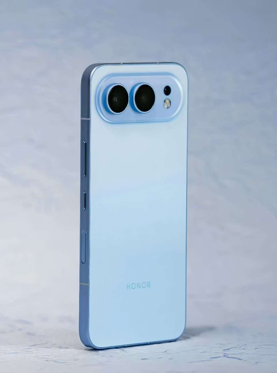 荣耀500真机外观亮相，全系列采用6.55英寸机身，荣耀500标准版搭载骁龙8s