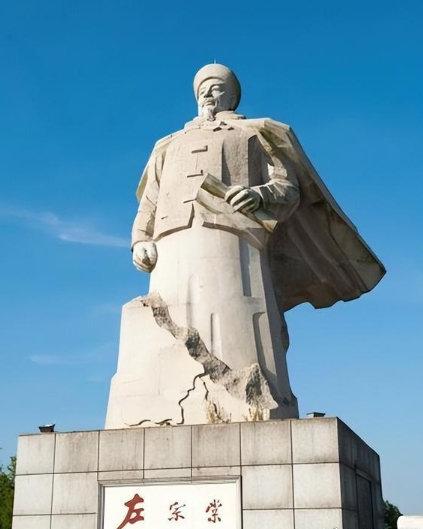 世人皆知左宗棠率湘军收复新疆，却鲜少有人读懂，这位民族英雄在沙场上挥师破敌的同时