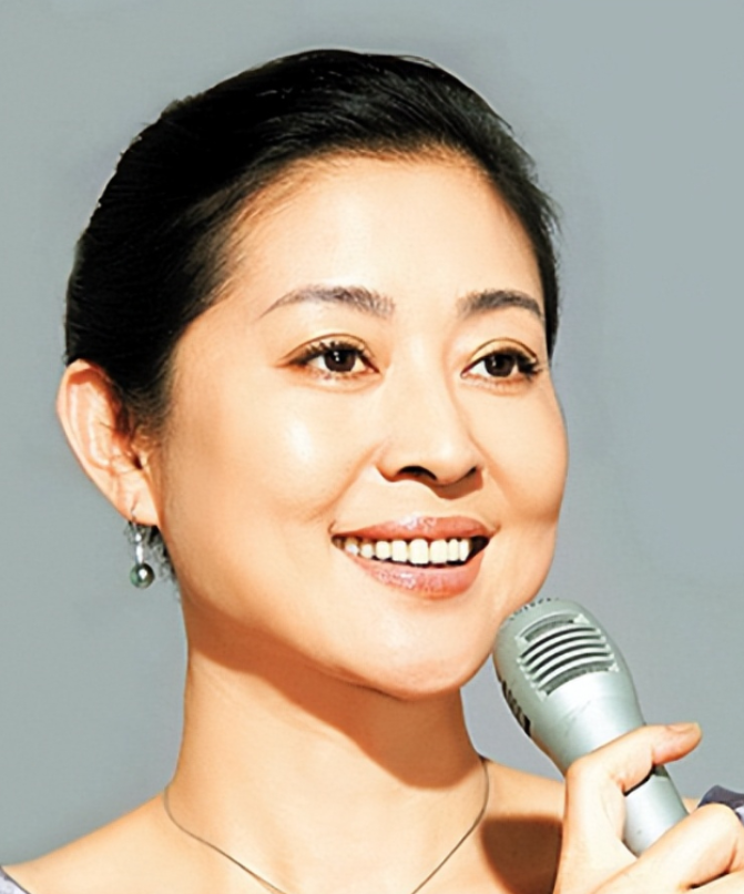一天夜里，倪萍正哼着歌在厨房炖汤，陈凯歌突然从后面抱着她：“我们分手吧。对不起！