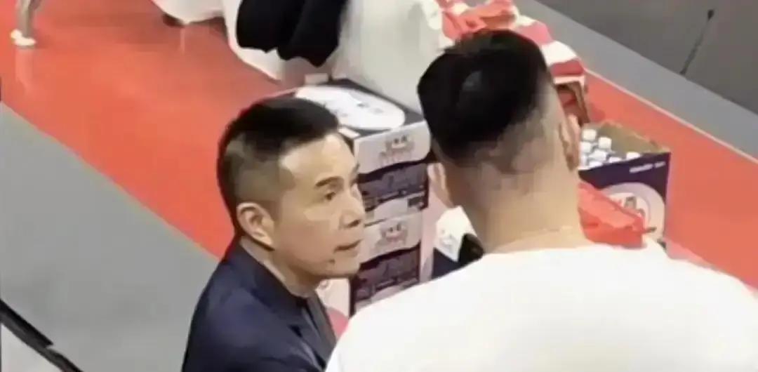 上场1分钟值3万徐杰打北控那晚，最后5分钟正负值+7，奖金53万。广东队把