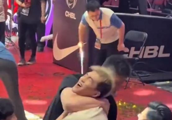 ‌【篮球场上的“兄弟情深”：郭艾伦与杜锋的“打闹”让家人“担忧”】‌