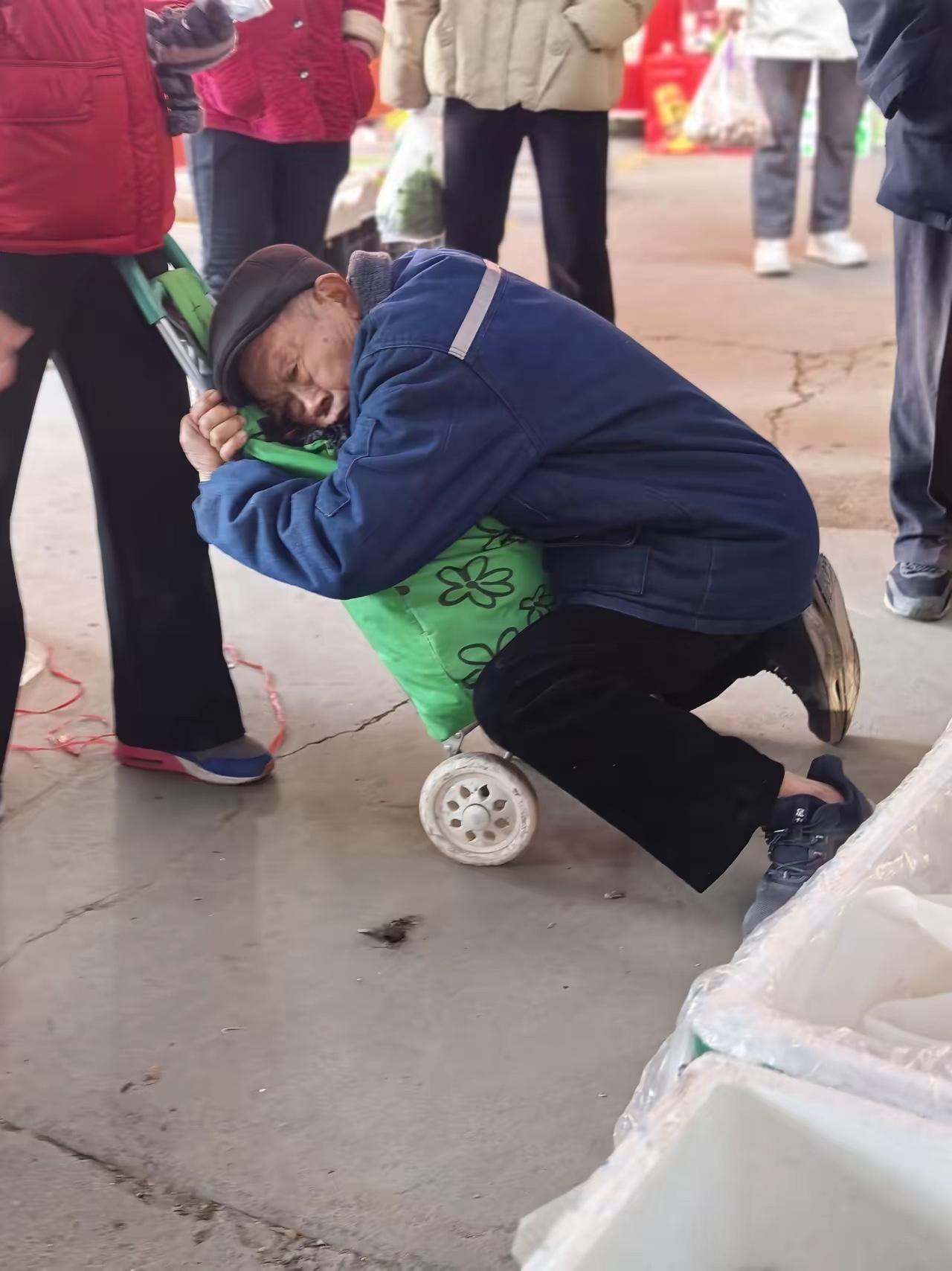 今天去菜市场买菜，就看一老人突然就扑上去抱住一个女士的买菜车，当时把那女士吓的大