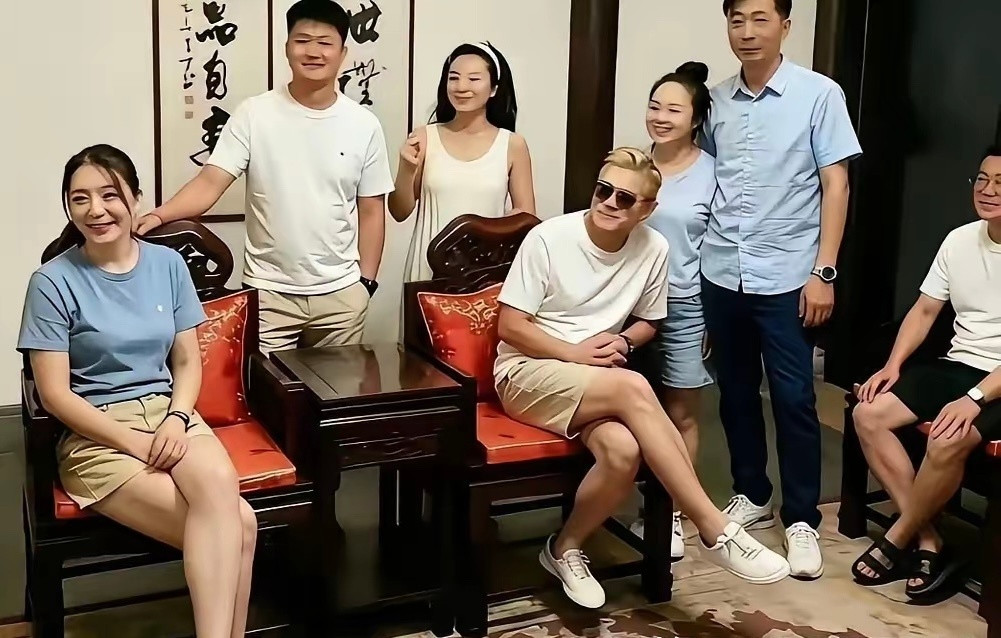 郭富城的地位太高了，就算是回了丈母娘家，也是坐在主位，真给“女婿圈”长脸了​​