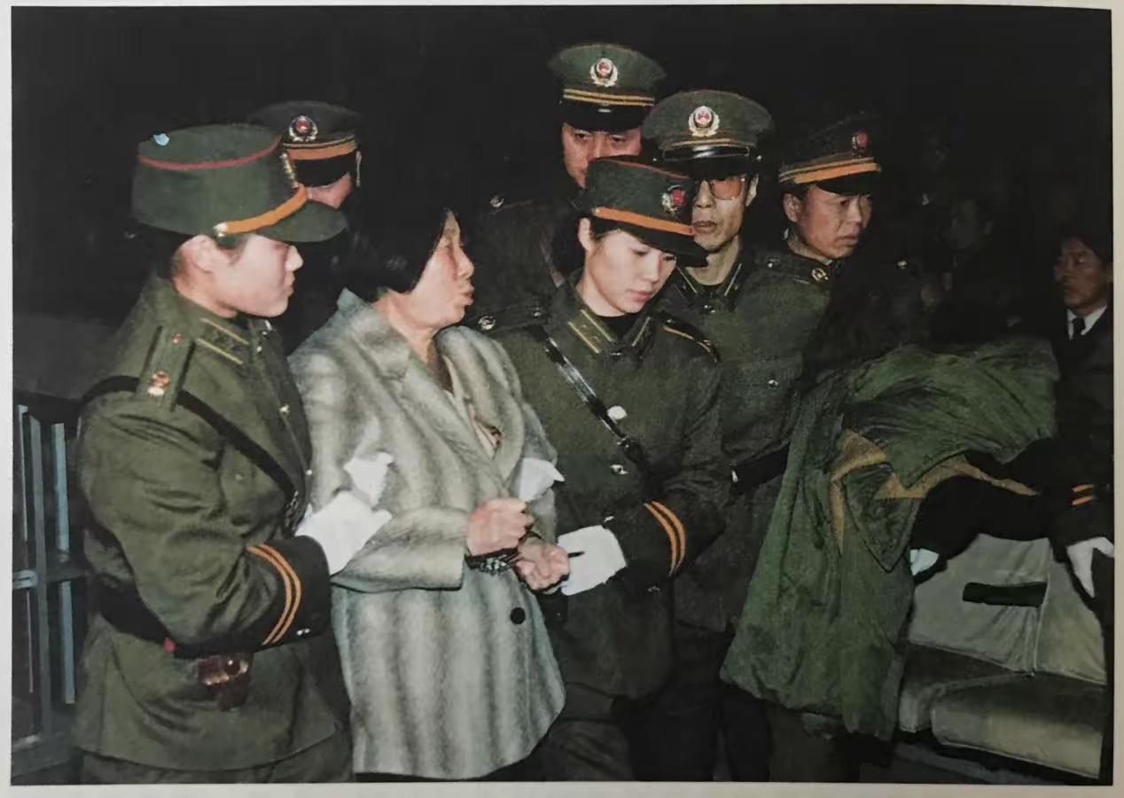 这是闫建宏押赴刑场行刑前，被记者拍下的照片，而她也因此成为新中国首位被判死刑并执