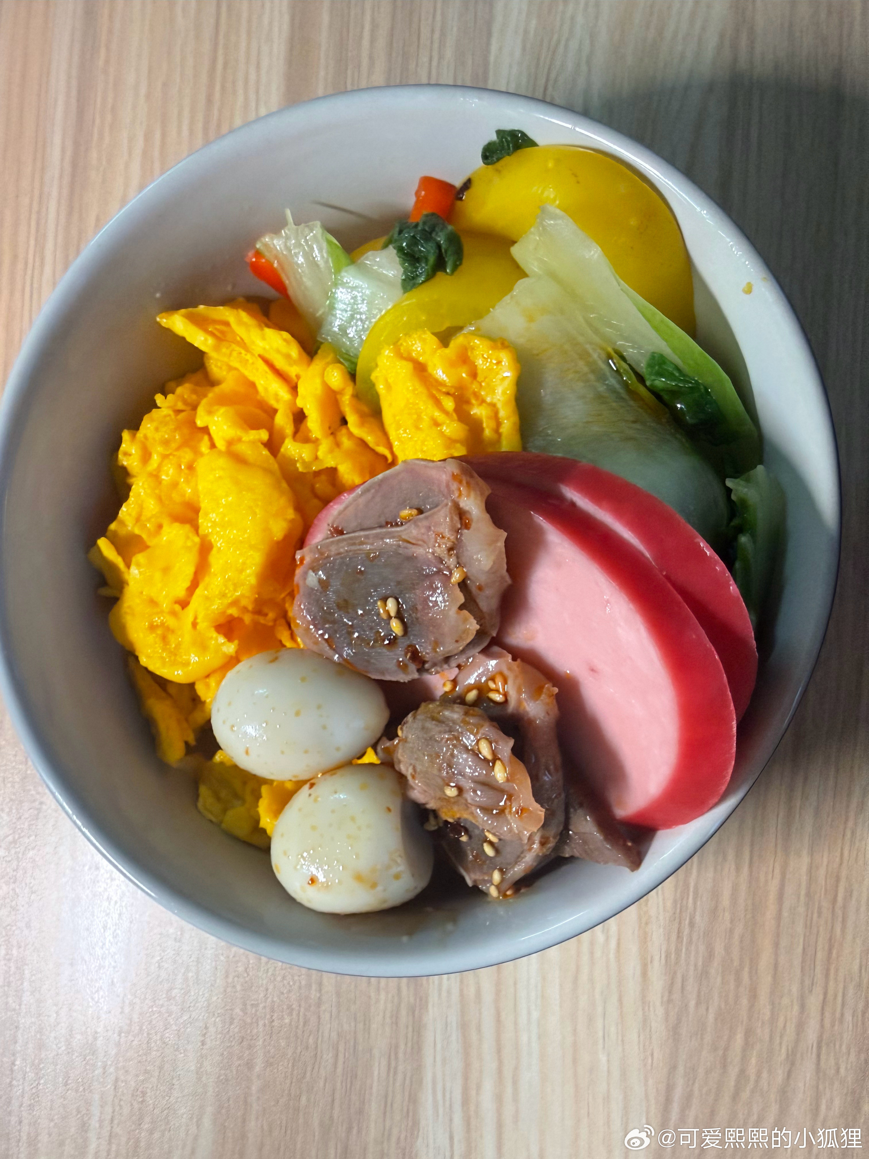 今日食谱两片吐司+叉烧400大卡半个桃子50大卡泡饭200大卡家常菜