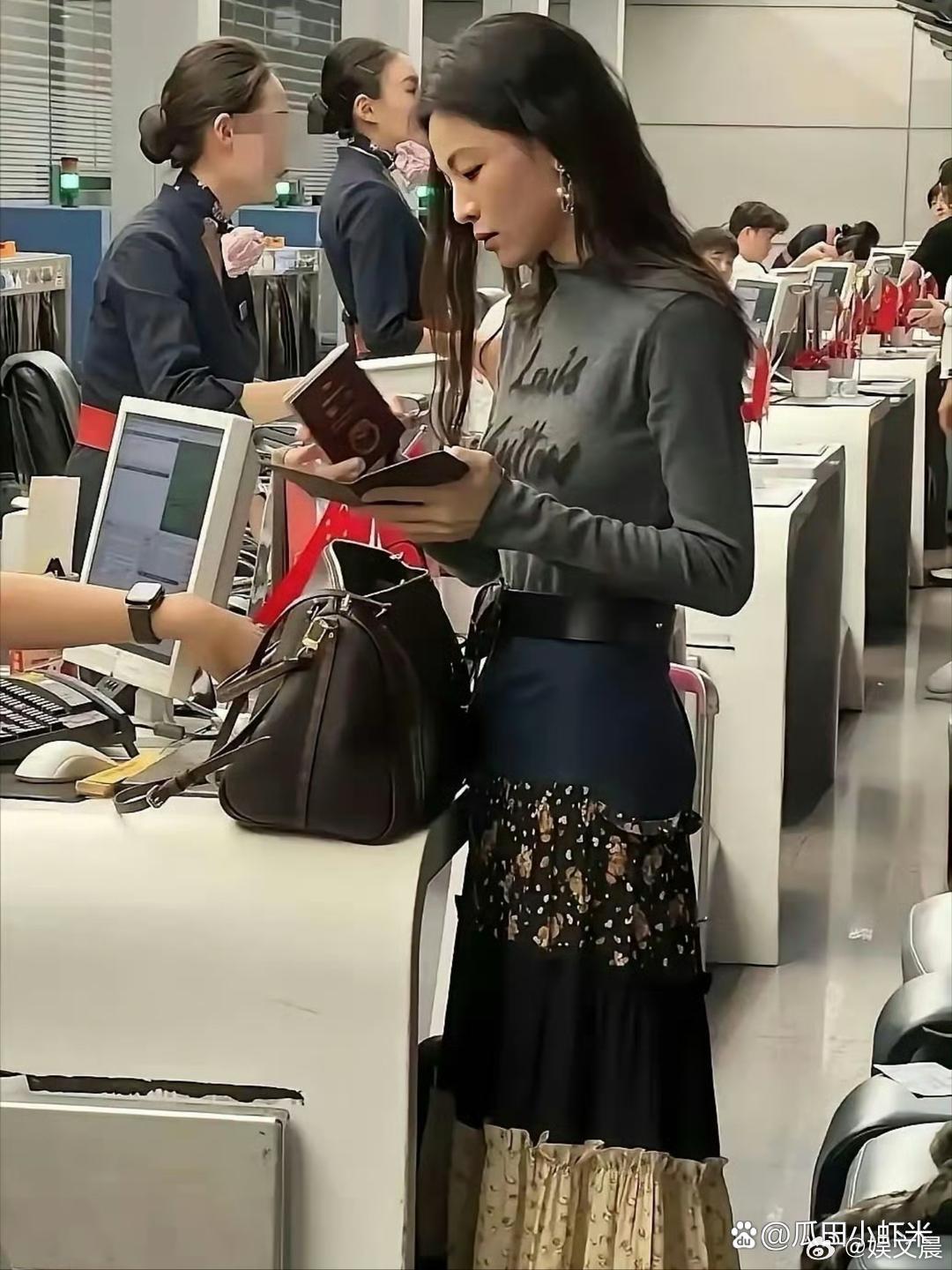 钟楚曦真人颜值氛围感拉满，线下看格外惊艳夺目。
