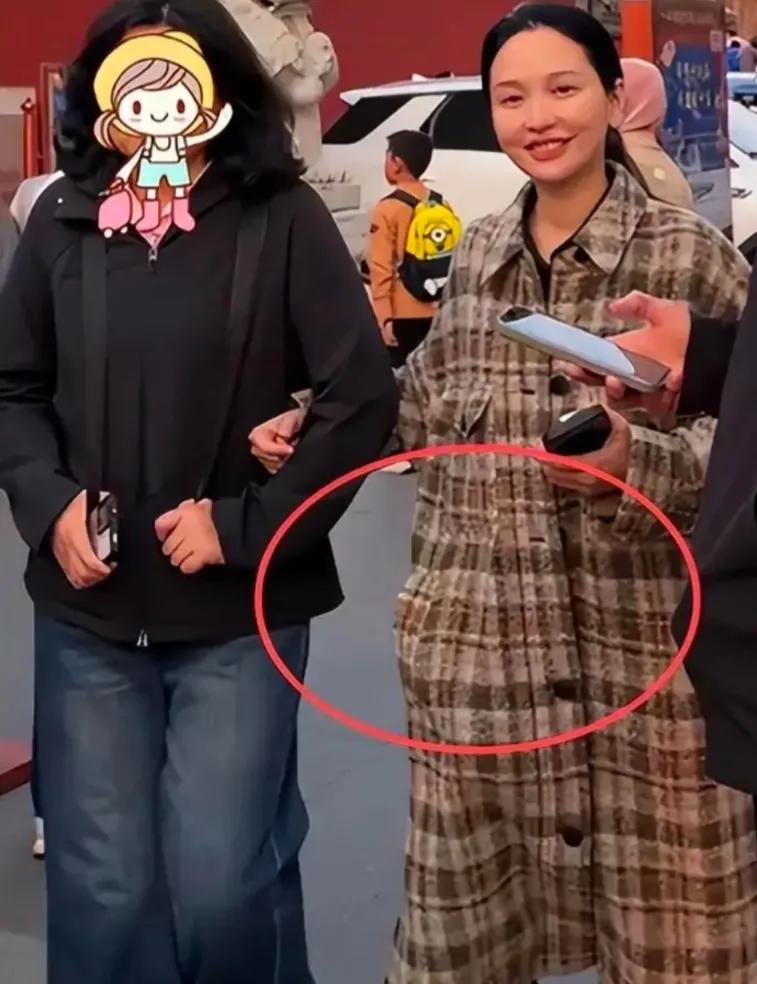 金莎线下状态有孕相了！在《妻子的浪漫旅行》中，孙丞潇回忆和金莎的第一个吻，称