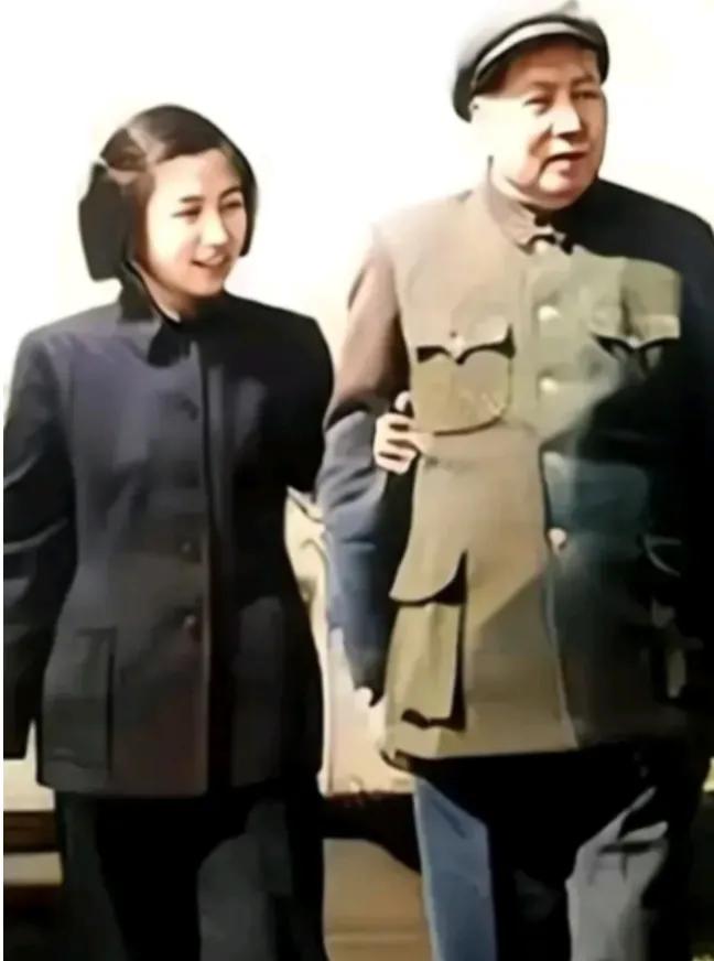 1968年，毛主席突然发现，士兵们见到自己女儿李讷时，竟主动行军礼，好奇的毛主席