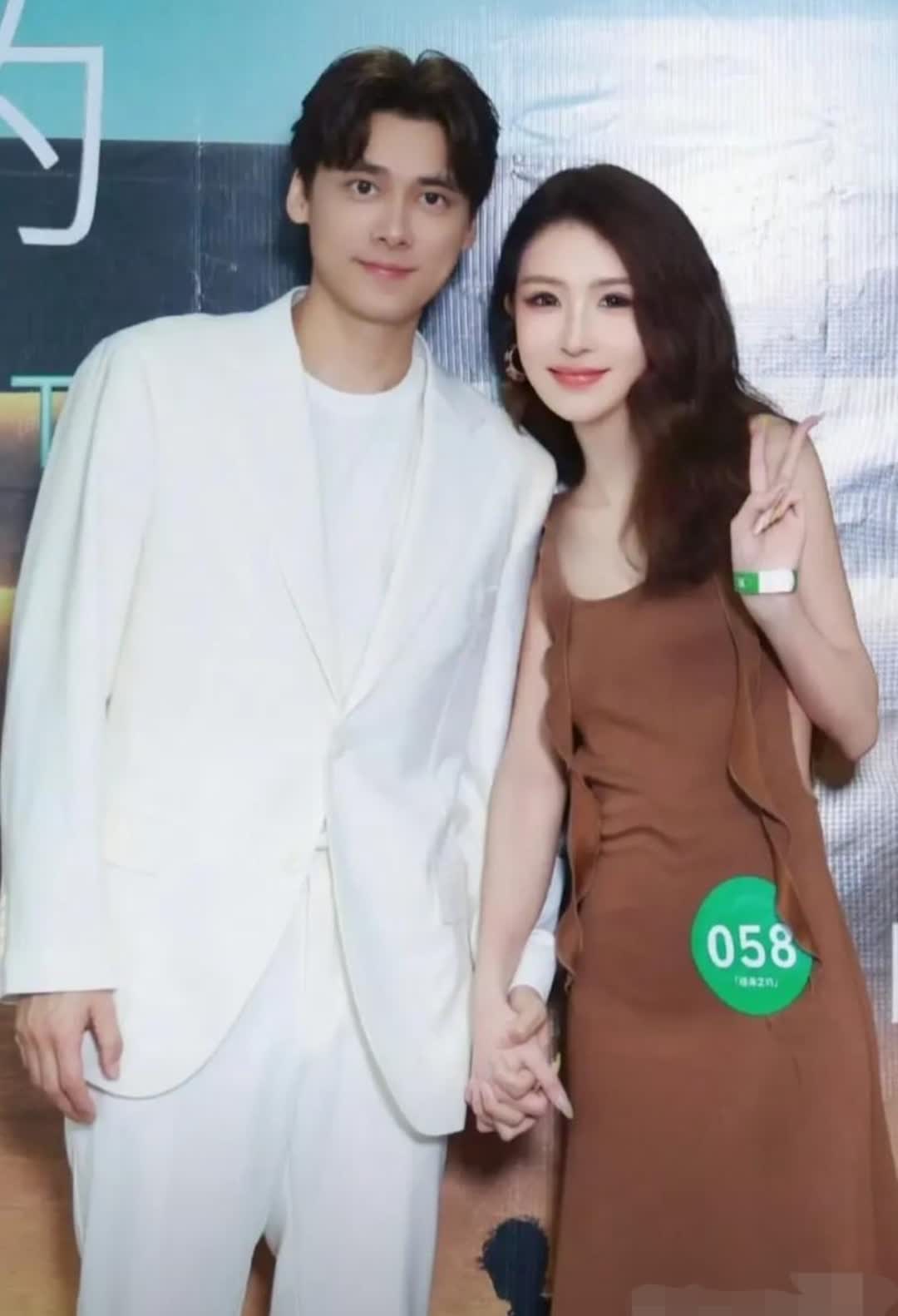 李易峰可真是犯糊涂呀，他身边有这么漂亮的粉丝，咋就想不明白呢？瞧瞧粉丝跟