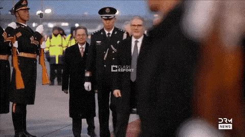 刚刚看这段视频画面，我还以为他是ai做的。这段视频太逗了，我一开始以为是AI