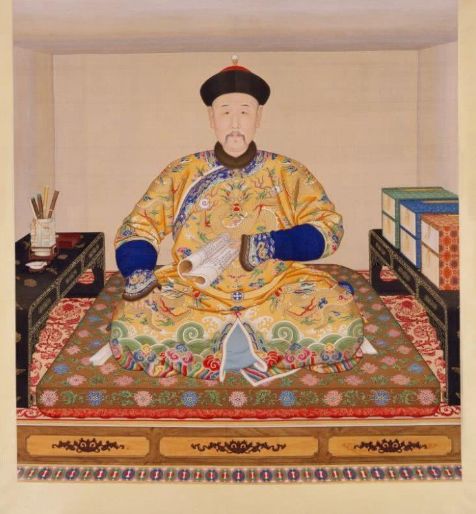 1703年，雍亲王正独自喝酒，身旁服侍的侍女，突然走上前低声地说：“王爷，奴婢陪