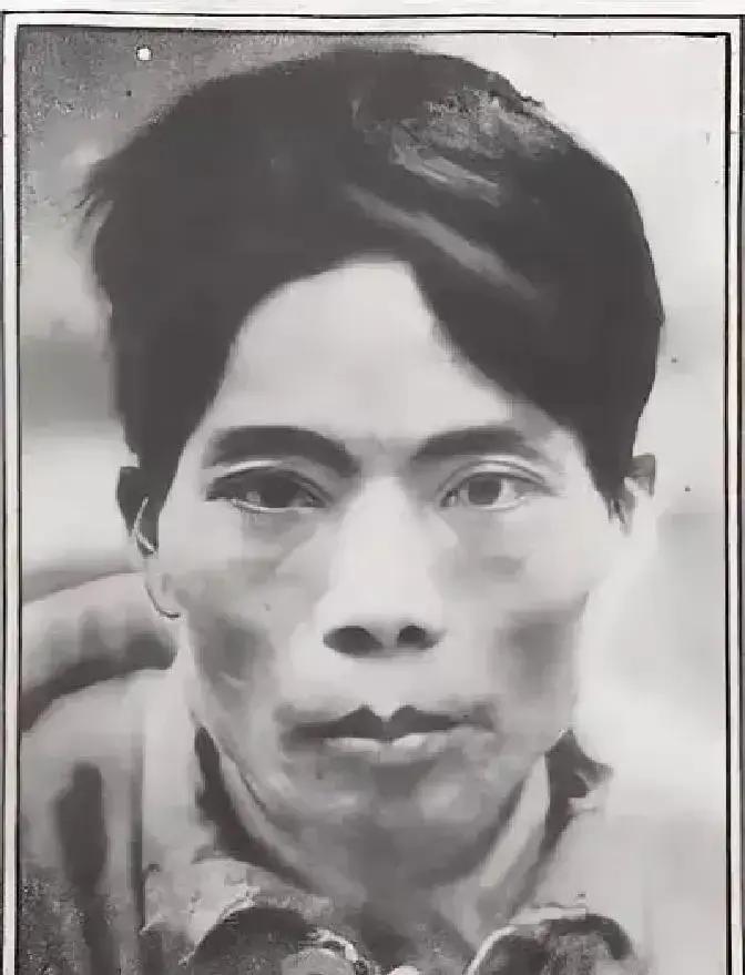 深山密林里，一个腿部中弹、几天没进食的男人，靠着身边唯一的警卫员才勉强撑到现在。