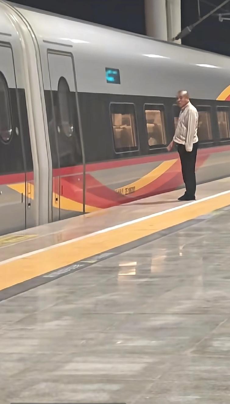 悲喜交加的一天陕西渭南市高铁站，一位男子借着高铁停车时间出来透口气刚刚结束了