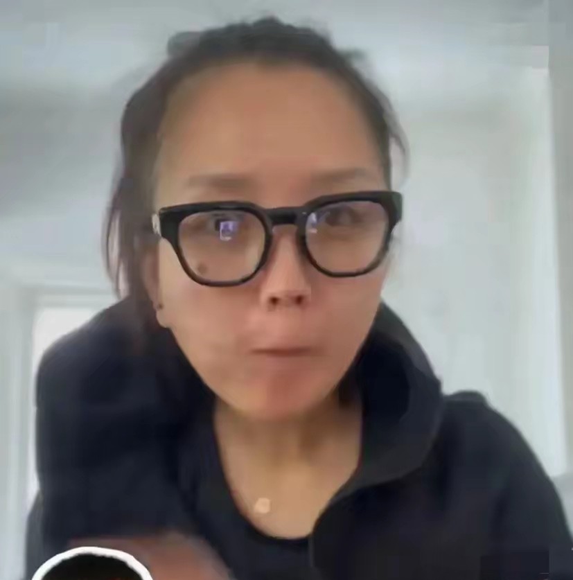 许久未露面的何洁素颜状态引发热议，38岁的她带着三个孩子的生活痕迹明显。当年那个