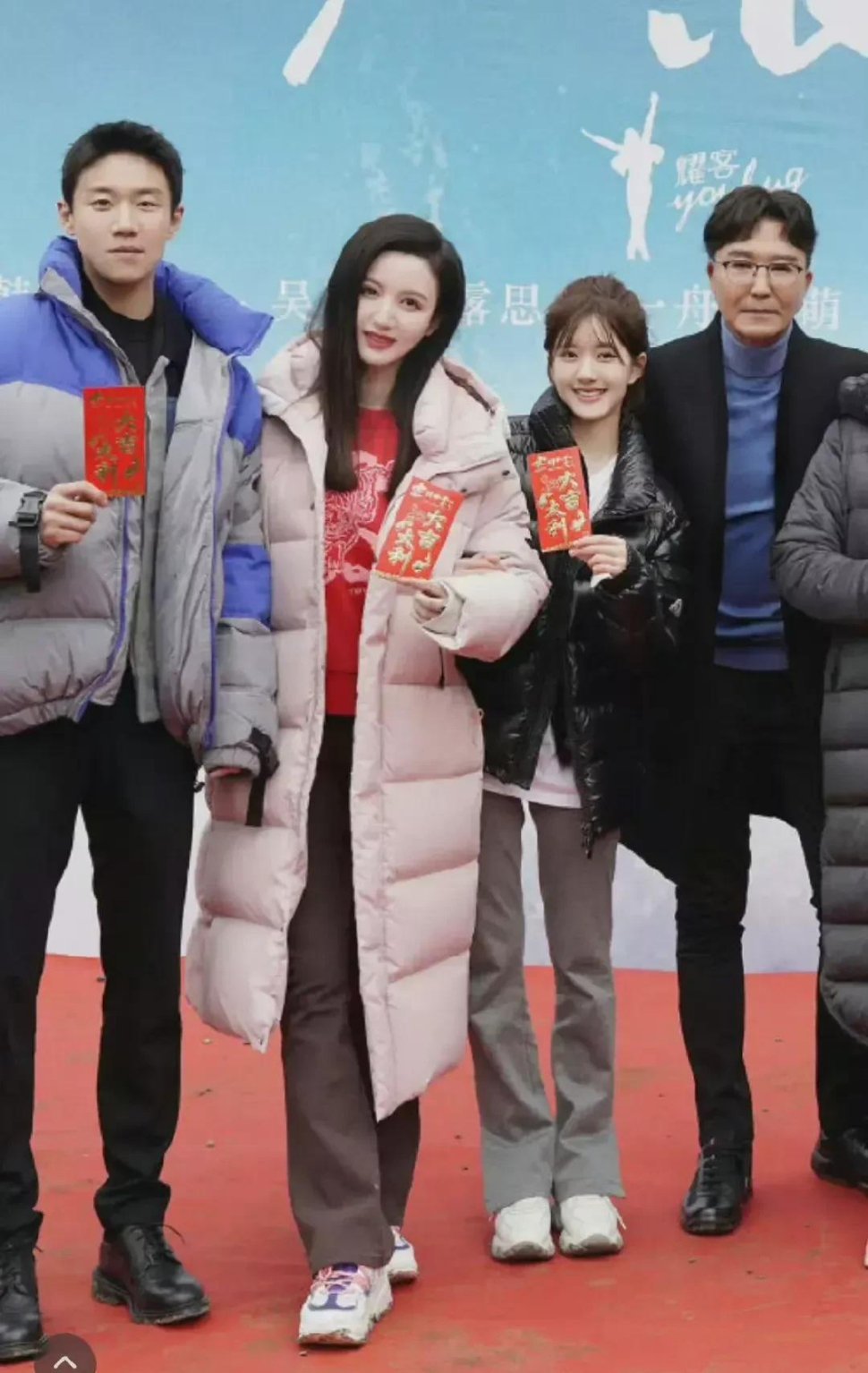 万万没有想到，赵露思居然那么娇小，电视上看着挺高的。