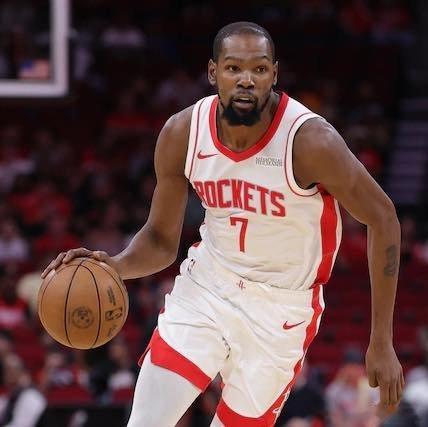 关于杜兰特的膝伤：蒂姆·麦克马洪：“据一位消息人士，杜兰特在本周训练中受伤（膝盖