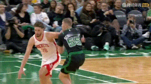 控卫心！申京后场运球被吹进攻犯规摊手要挑战。明明前面谢泼德等着要球，他非要自己