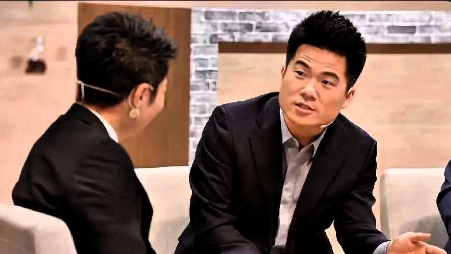 撒贝宁问董宇辉：“你成名后谁最高兴？”董宇辉突然脸红了：“一个女孩儿。”撒贝