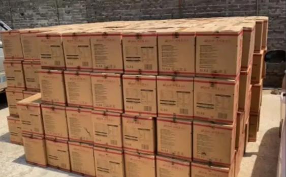 山东临沂，一女子给中石化员工转16万，买了400箱花生油，装车后出门时，却被仓库