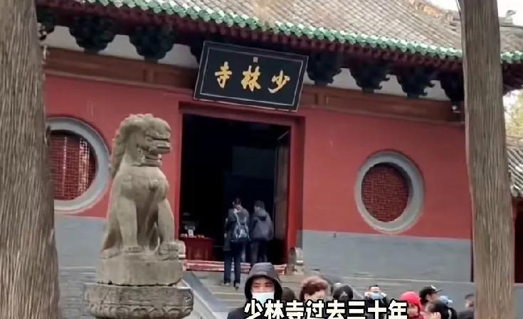 少林寺重新回归佛门清修的圣地。往后，会有更多的人融入少林寺，祈福烧香以求庇佑。