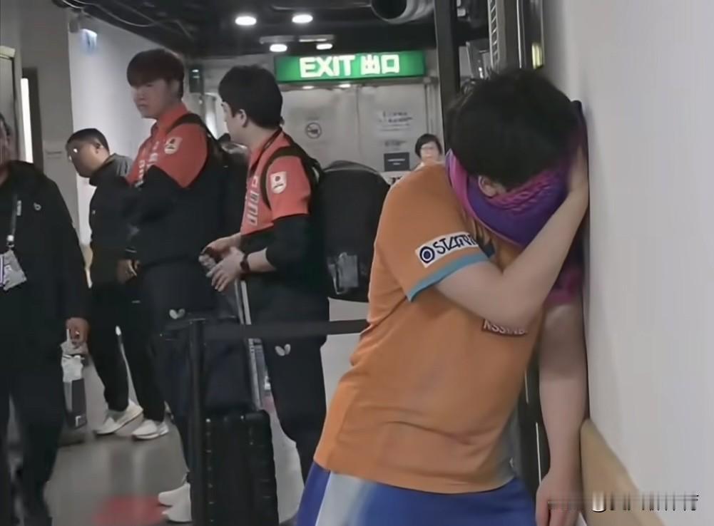 原来松岛辉空被王楚钦打哭了！昨晚上输给王楚钦赛后，松岛辉空一个人走到通道，用毛巾