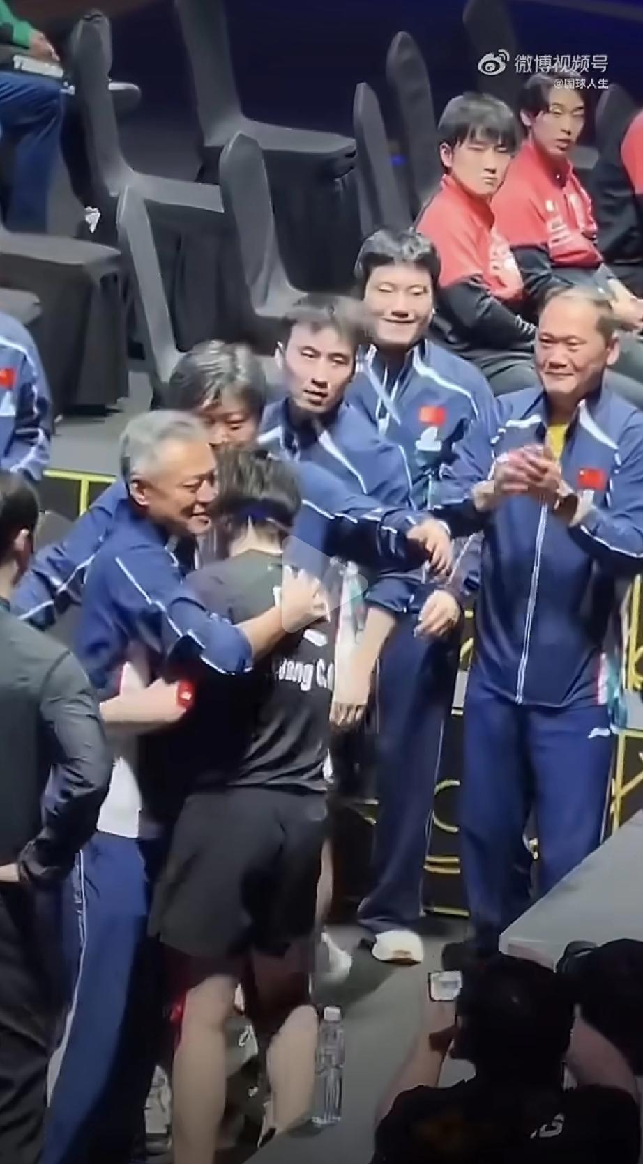 张本智和🇯🇵好落寞啊[吃瓜]，2026澳门世界杯上，王楚钦夺冠后和教练