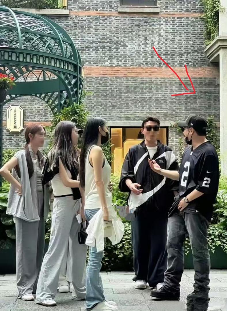 潘玮柏夫妇现身上海街头，潘玮柏身形明显发福变形，肥胖了不少。他几天前还自爆曾患面