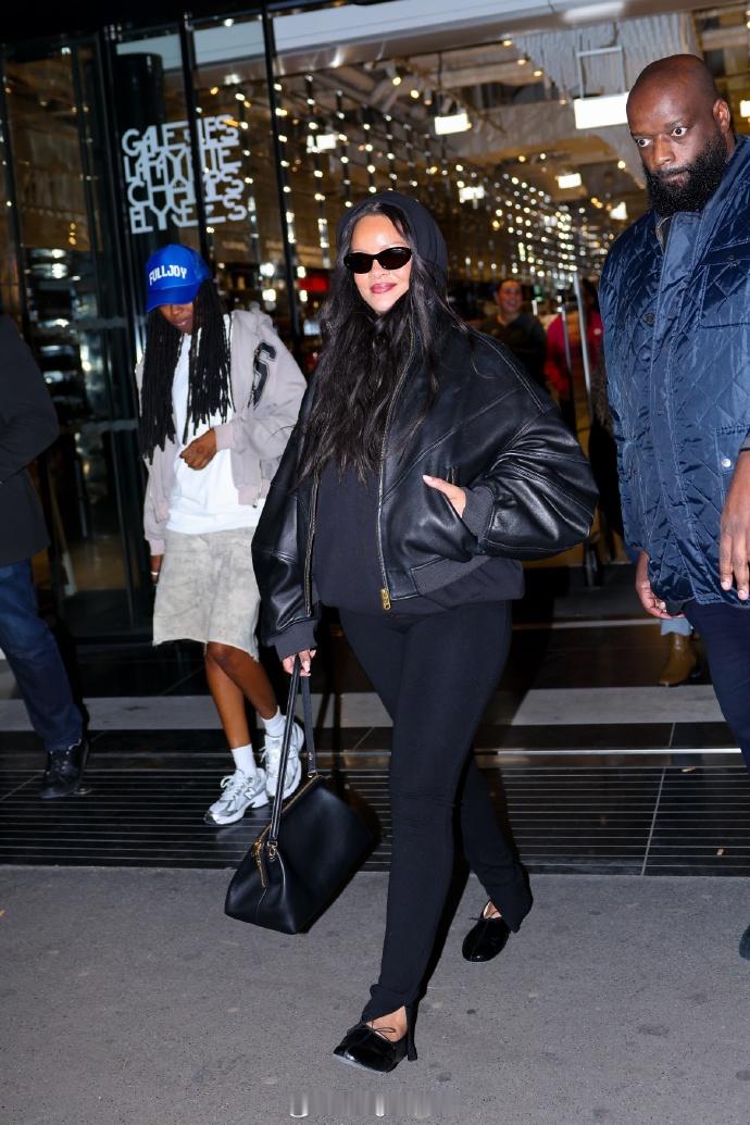 Rihanna疑似再度怀孕Rihanna最新街拍腹部隆起，疑似再度怀孕，又？！