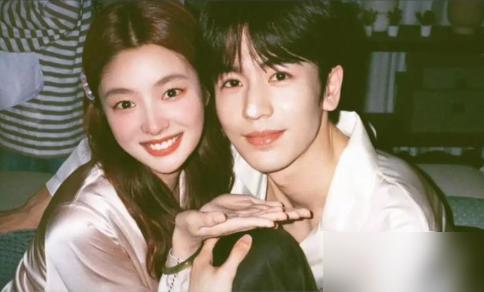 别再传徐若晗资源降级了，内幕能颠覆你三观。真正赌上身家的是张凌赫，一部《逐玉》片