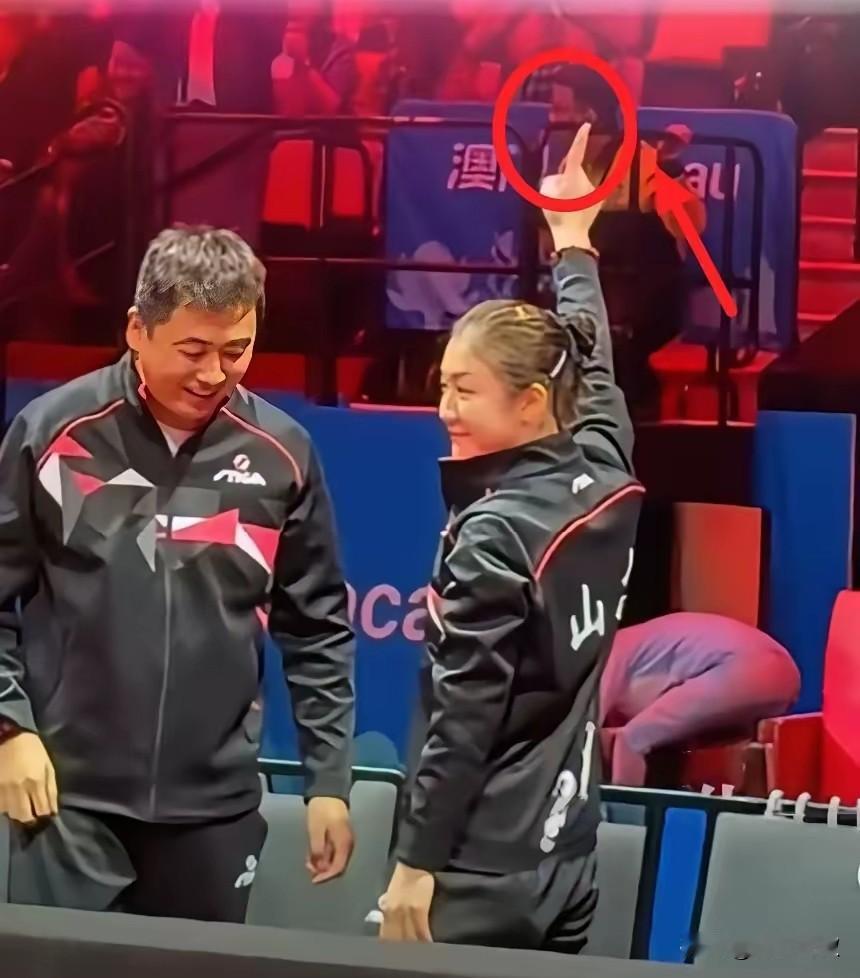 大梦太霸气了！山东赢球后朝着看台比了个1字。仿佛说:你们山呼海啸的加油，给