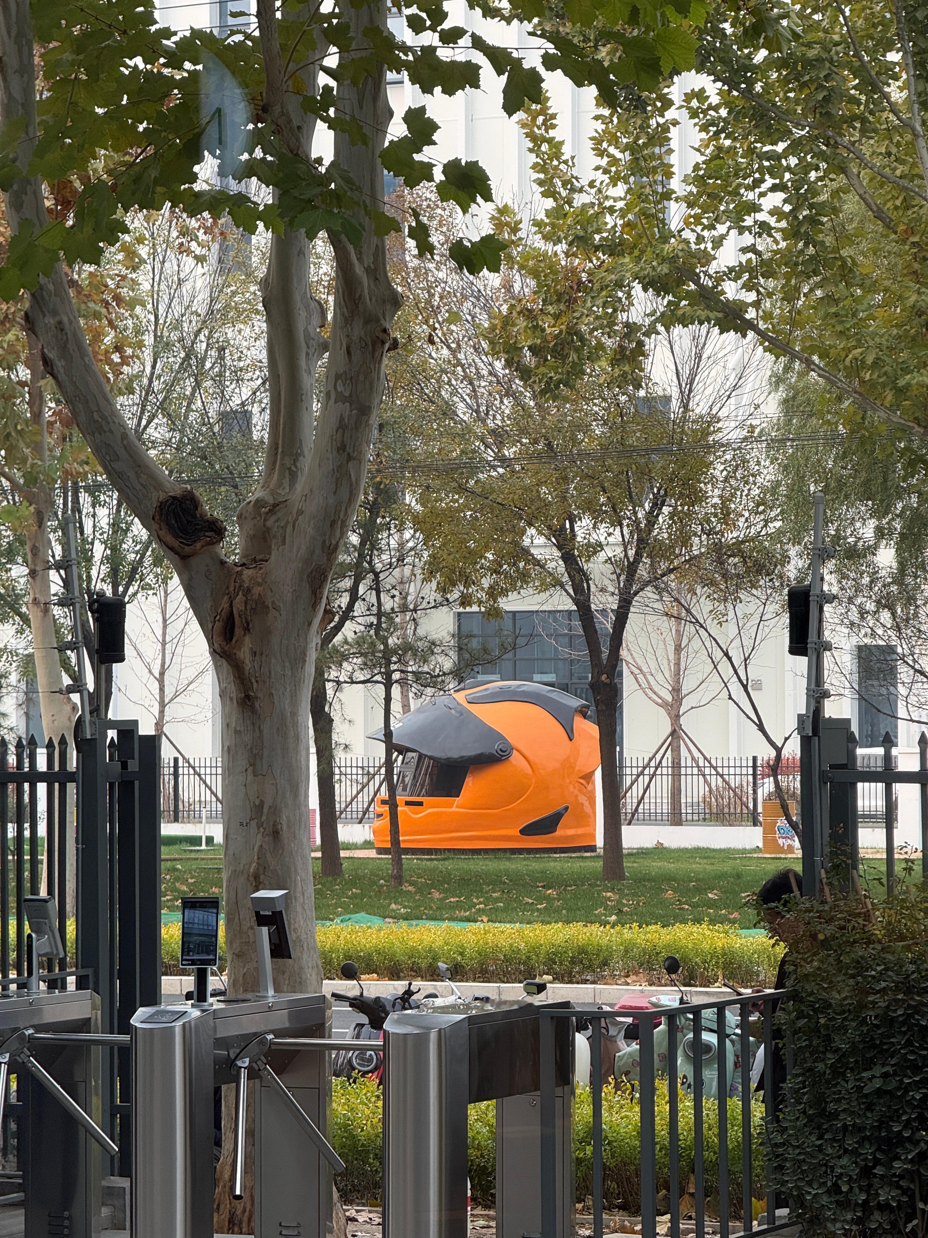 伯伯你头盔被偷了​​​