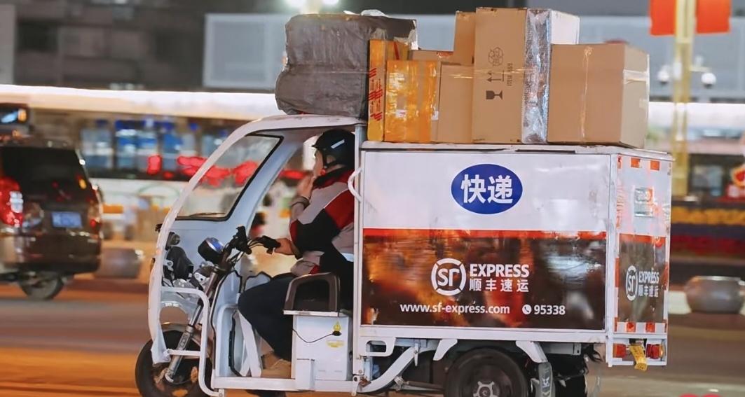 河南一快递员弄丢客户包裹，赔了536元，谁料3天后，包裹找到了‼️他忙送去给客