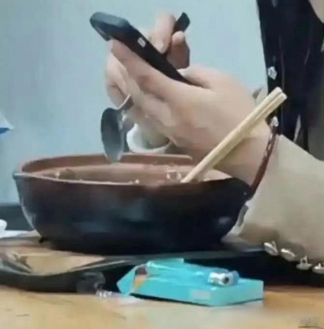 没人告诉她筷子不能这么放吗